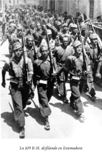 La 109ª Brigada Mixta desfilando en Extremadura a su llegada en abril de 1937
